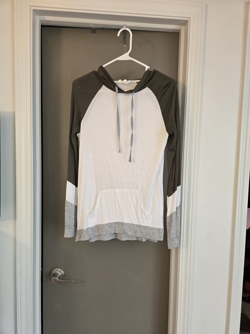 Lightweight Colorblock Hooded Raglan Top in Olive, White & Heather Gray